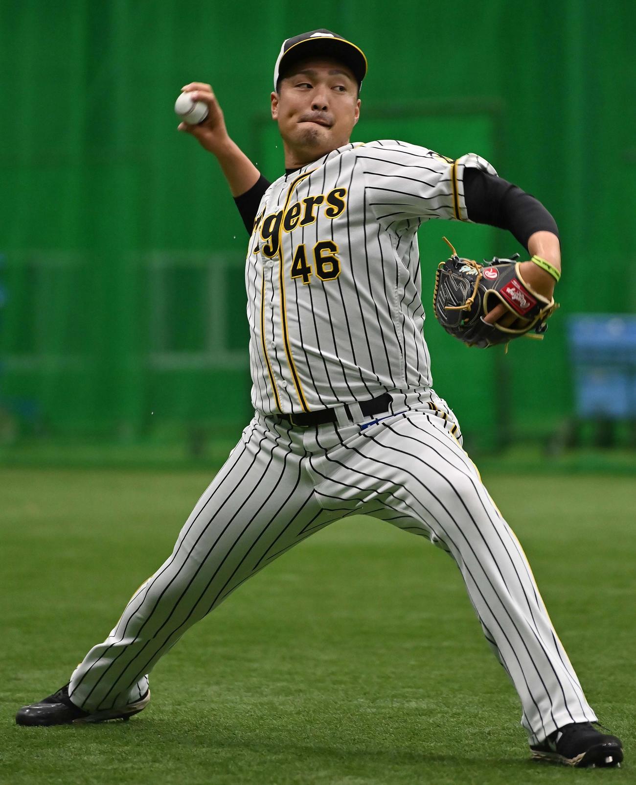 室内練習場でキャッチボールを行う秋山（撮影・上田博志）