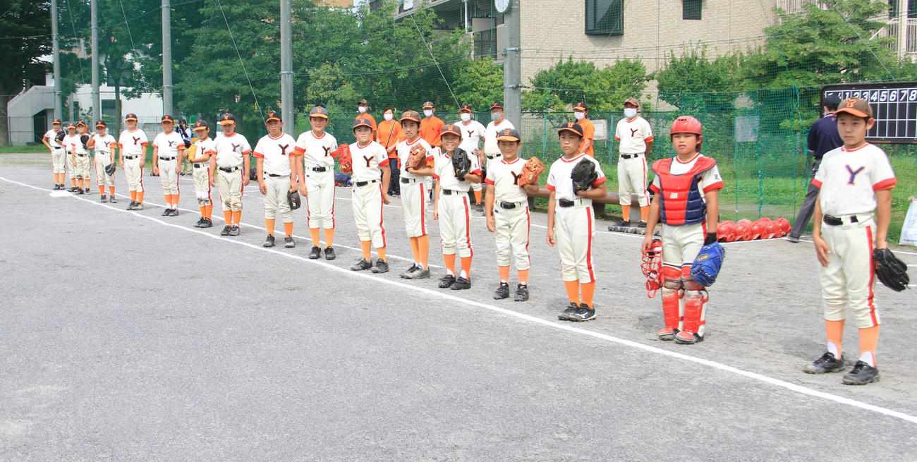 7月5日、東京都秋季学童学童軟式野球足立区予選1回戦の試合前のあいさつのため、一塁線に沿って並んだ梅田ヤングスターズナイン（撮影・飯嶋聡美）