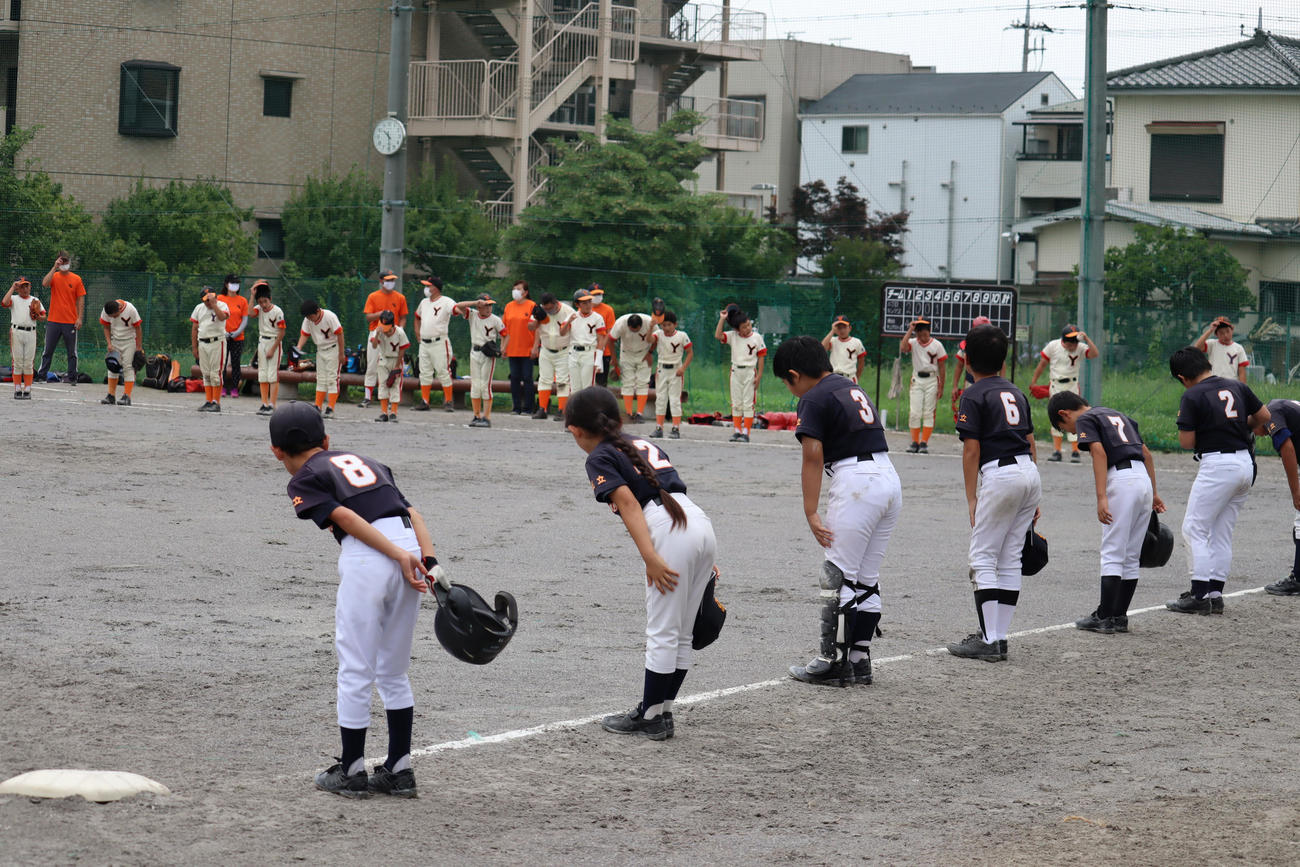 7月5日、試合を終え一、三塁線に分かれてあいさつする二丁目キングス（手前）と梅田ヤングスターズ（撮影・浦部歩）