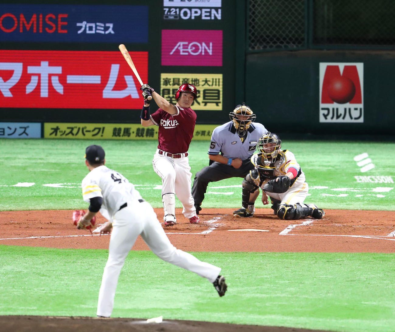ソフトバンク対楽天　1回表楽天2死一、二塁、島内宏明は中越えに先制となる2点適時二塁打を放つ（撮影・梅根麻紀）