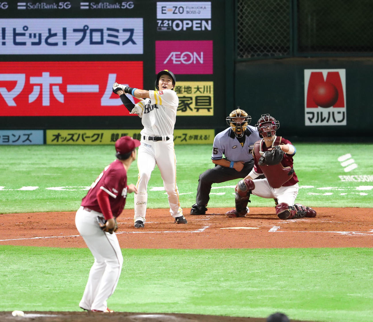 ソフトバンク対楽天　1回裏ソフトバンク1死一塁、柳田悠岐は左越えに同点となる2点本塁打を放つ（撮影・梅根麻紀