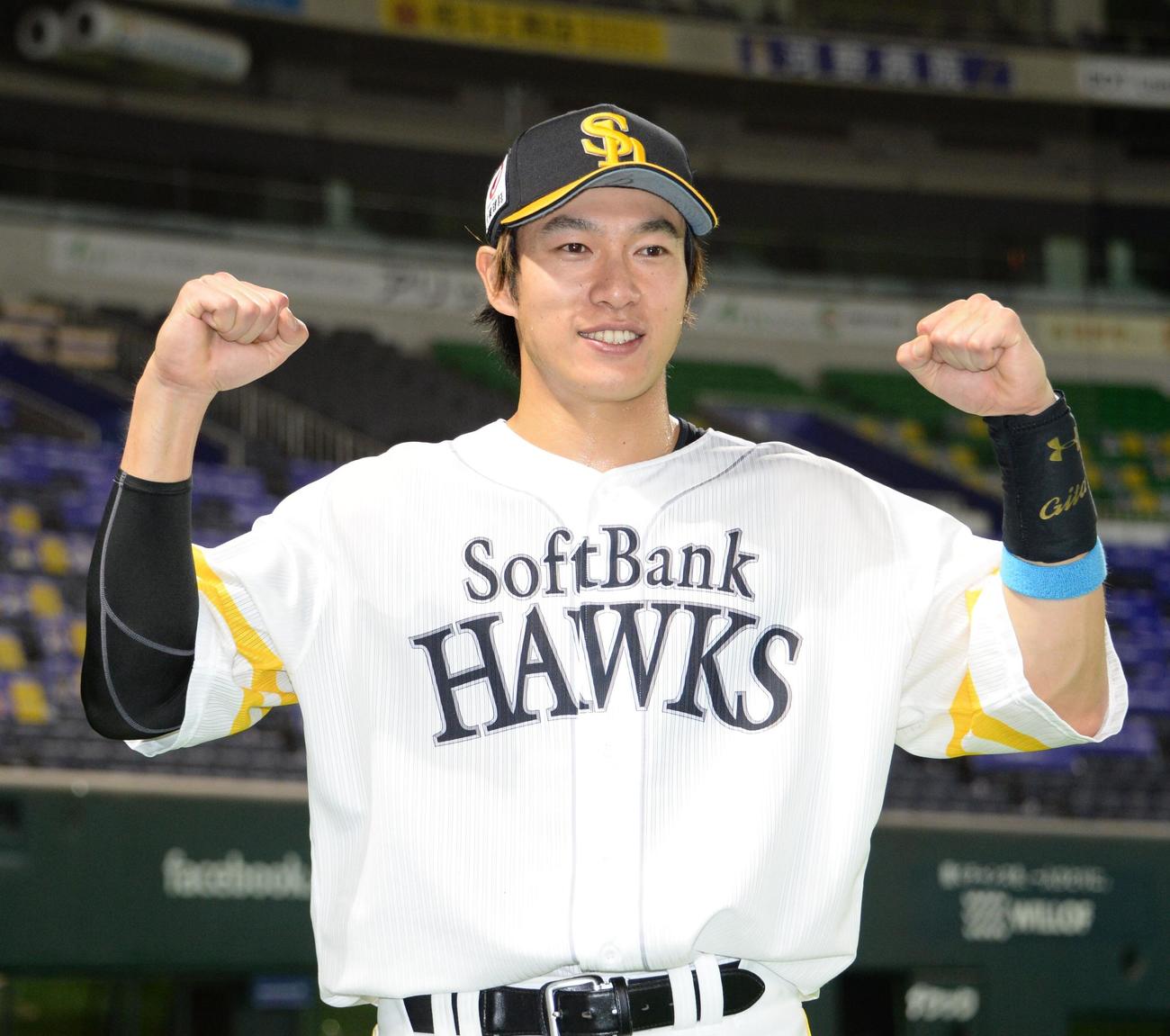 ソフトバンク対楽天　ヒーローの柳田は笑顔でガッツポーズ（撮影・今浪浩三）