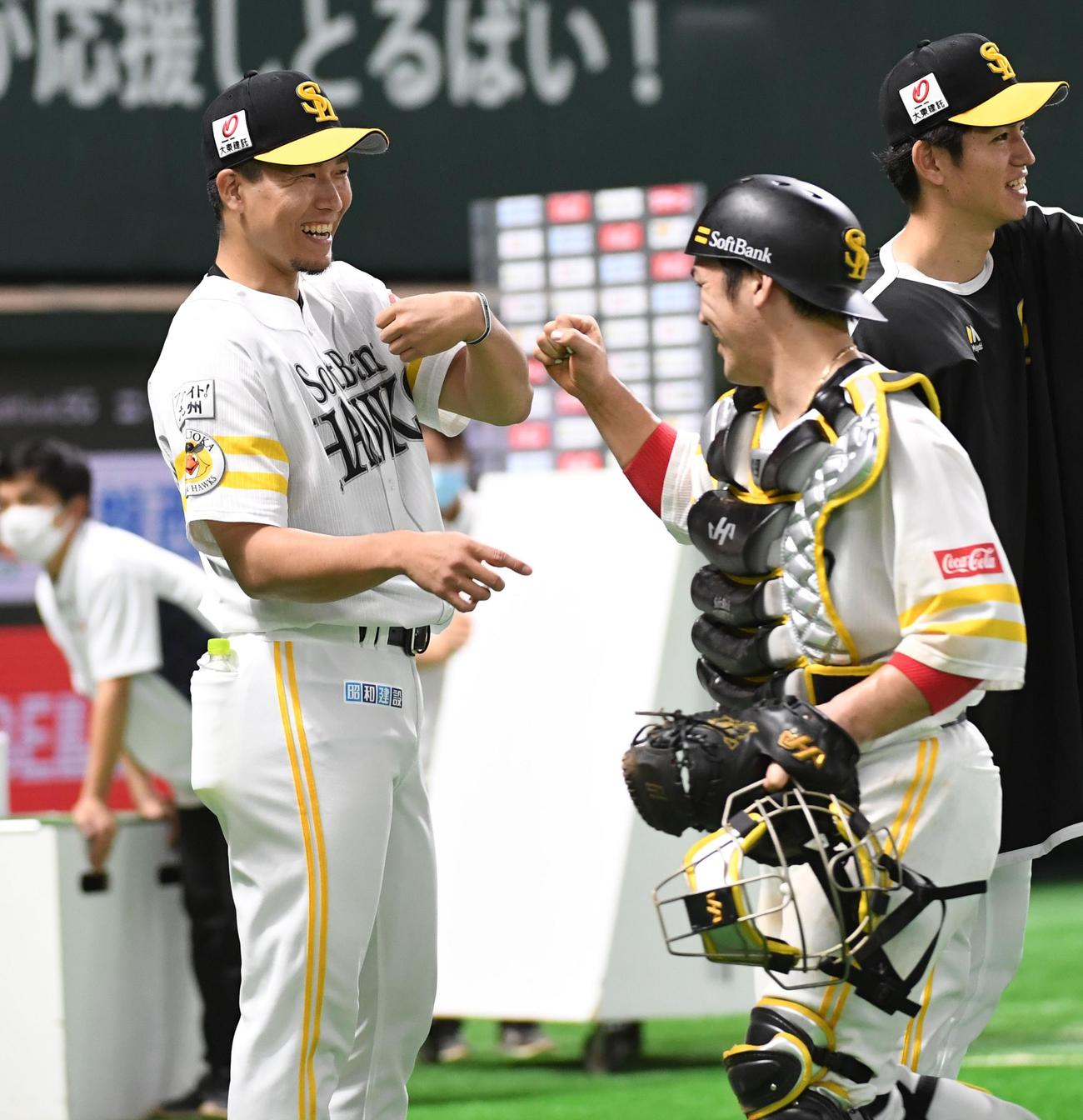 ソフトバンク対楽天　今季初勝利を挙げた千賀滉大（左）は笑顔で捕手の甲斐拓也を迎える（撮影・今浪浩三）