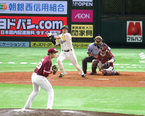 ソフトバンク対楽天　5回裏ソフトバンク無死二塁、柳田悠岐は中前に勝ち越し適時打を放つ（撮影・梅根麻紀）