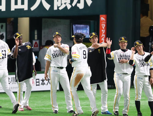 ソフトバンク対楽天　勝利投手となった千賀滉大はナインを出迎える（撮影・梅根麻紀）