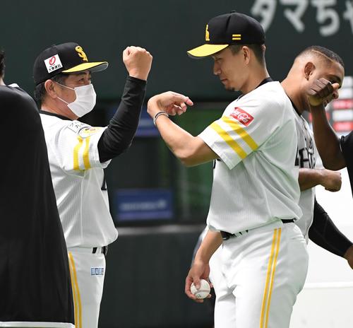 ソフトバンク対楽天　今季初勝利を挙げた千賀滉大を迎える工藤公康監督（左）（撮影・今浪浩三）