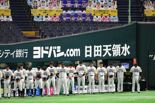 楽天戦の前に九州豪雨の被災者に対して黙とうするソフトバンクの選手ら（撮影・梅根麻紀）