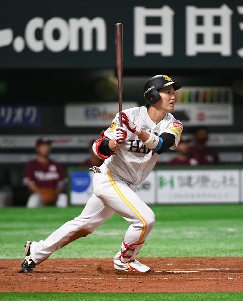 ソフトバンク対楽天　2回裏ソフトバンク1死、栗原陵矢は右越えに勝ち越しのソロ本塁打を放つ（撮影・今浪浩三）