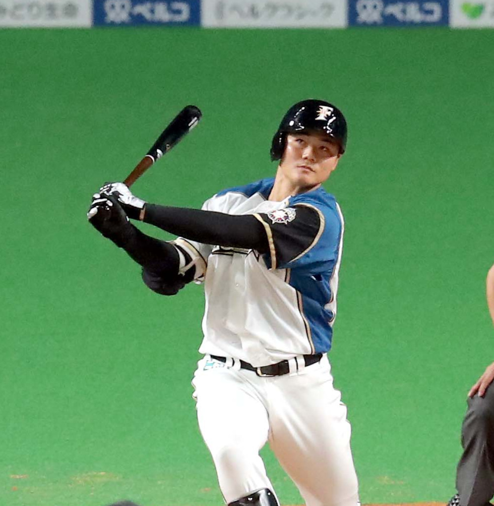 7月2日ソフトバンク戦で右越え2ランを放つ日本ハム清宮