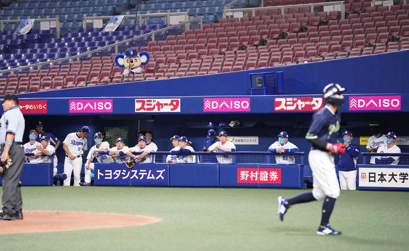 中日対ヤクルト　10回表ヤクルト2死満塁、井野の押し出し四球で生還した上田を見つめるガックリの中日ベンチ（撮影・森本幸一）