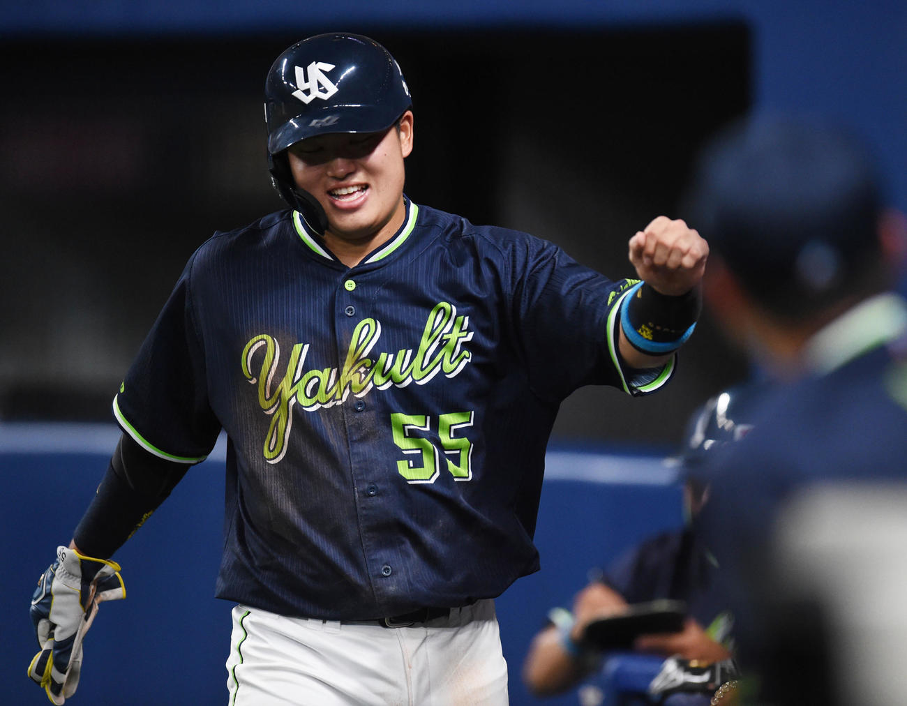 中日対ヤクルト　6回表ヤクルト無死一塁、西浦の右中間への二塁打で生還しベンチ前でエアタッチをする村上（撮影・森本幸一）