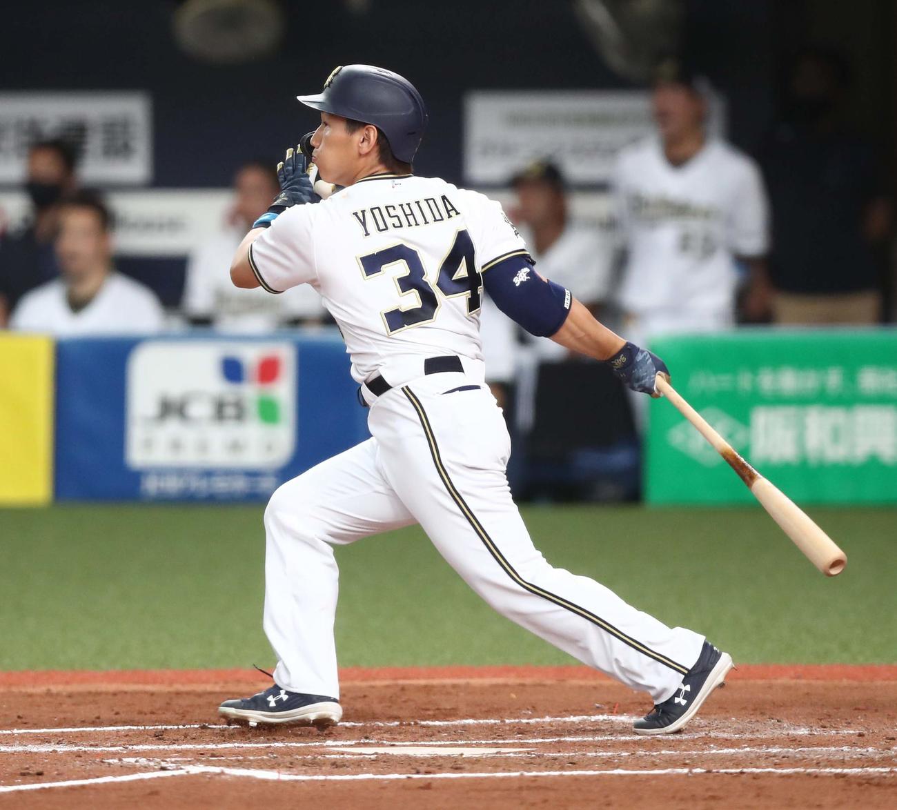 オリックス対日本ハム　7回裏オリックス2死一塁、右中間に2点本塁打を放つ吉田正（撮影・黒川智章）