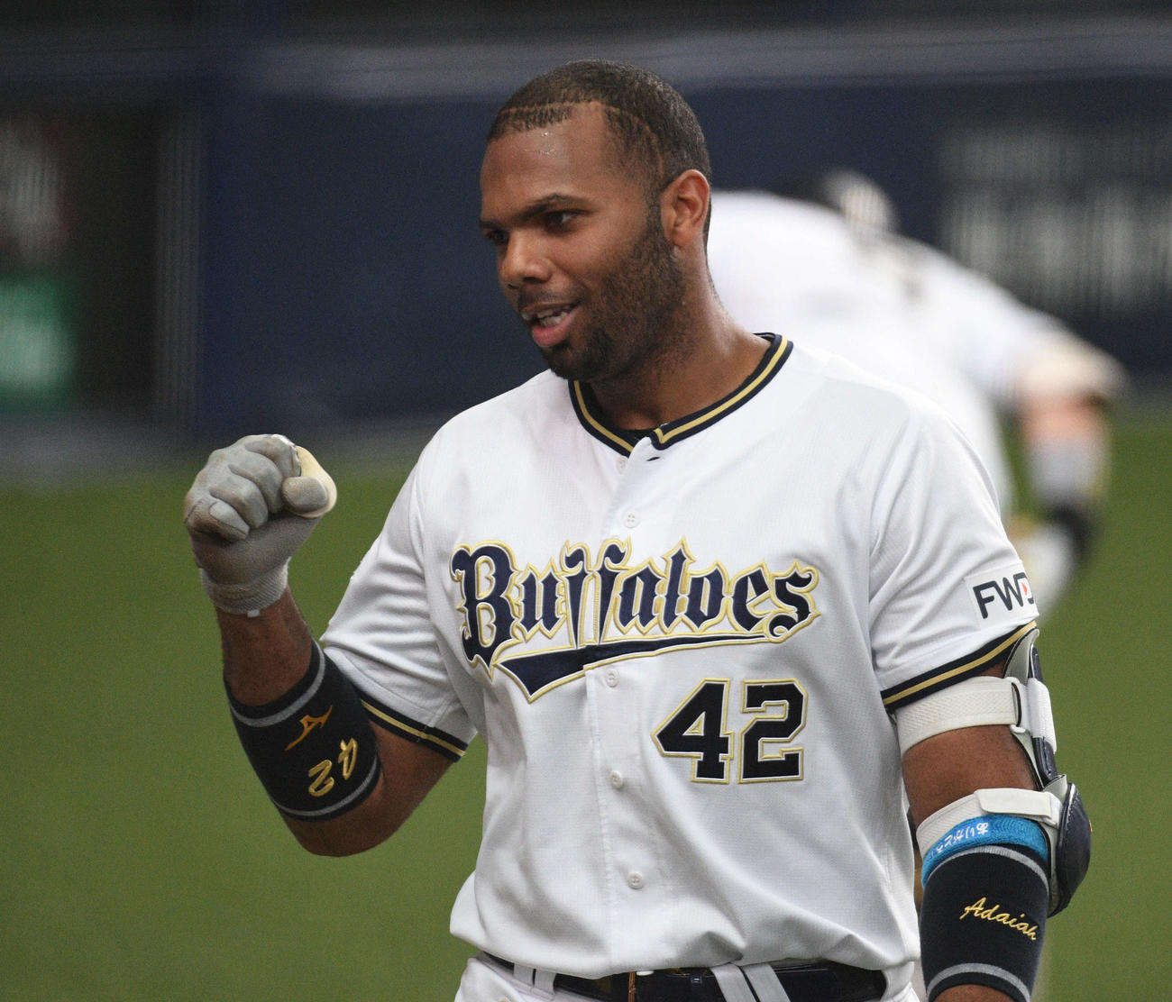 オリックス対日本ハム　2回裏オリックス1死、ソロ本塁打を放ちベンチ前でガッツポーズのロドリゲス（撮影・渦原淳）