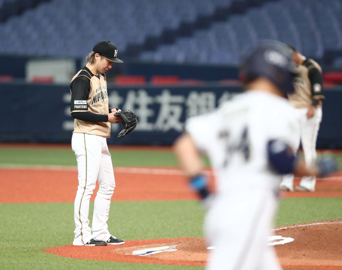オリックス対日本ハム　7回裏オリックス2死一塁、吉田正（手前）に2点本塁打を浴びる金子（撮影・黒川智章）