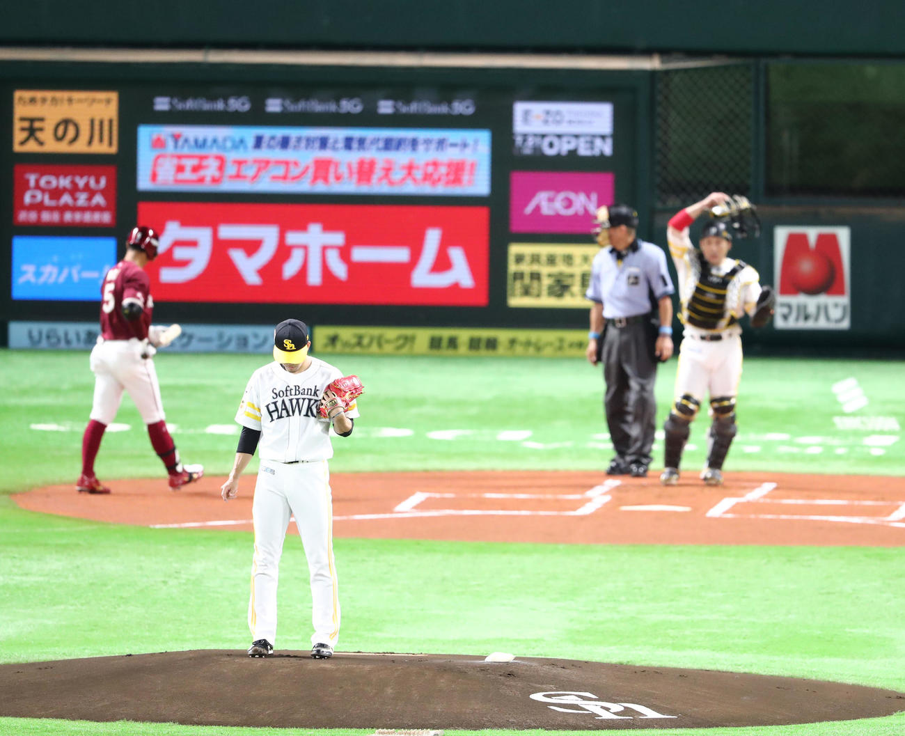 ソフトバンク対楽天　マウンドで気持ちを込める千賀（撮影・梅根麻紀）
