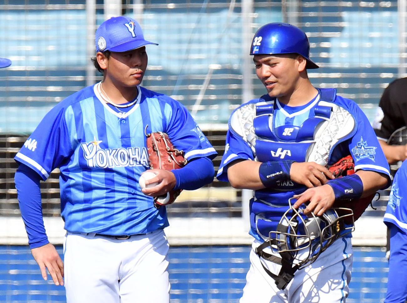 DeNA浜口（左）と高城（2018年2月18日撮影）