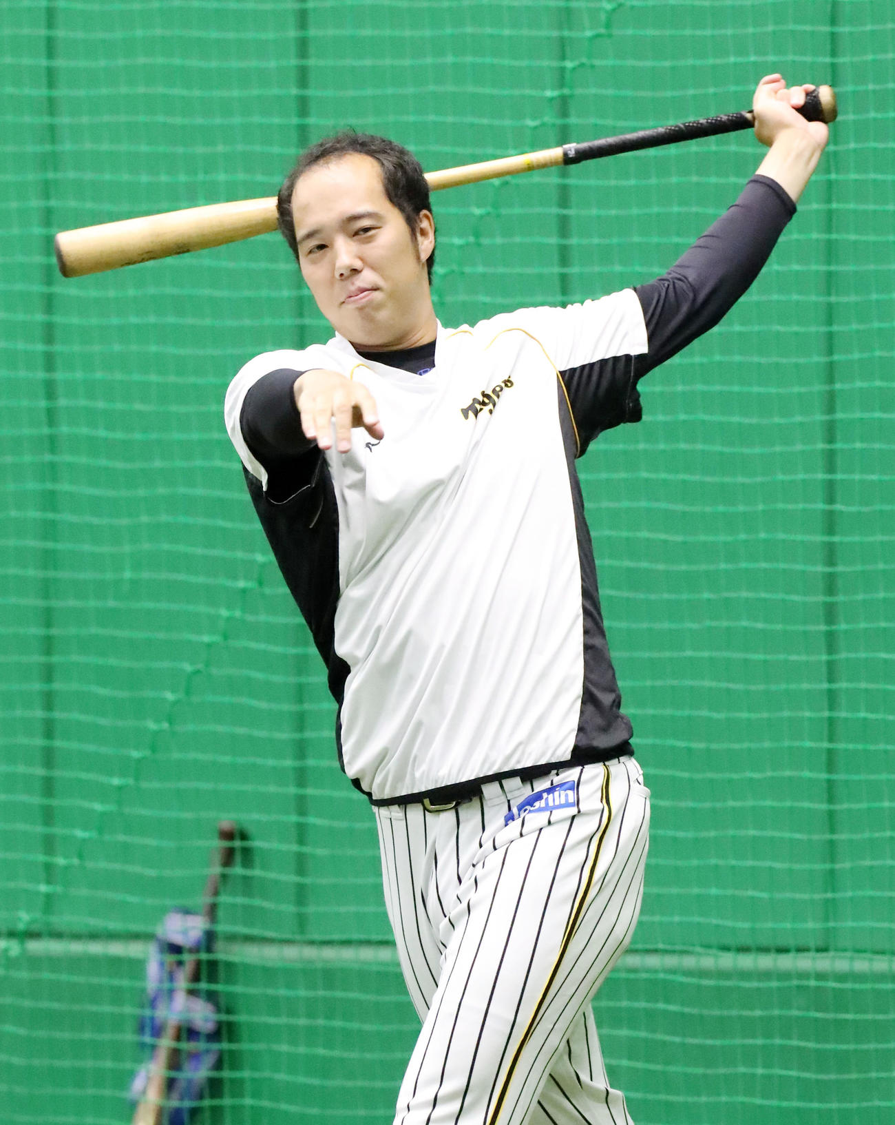 バットを手に素振りする青柳晃洋（撮影・加藤哉）