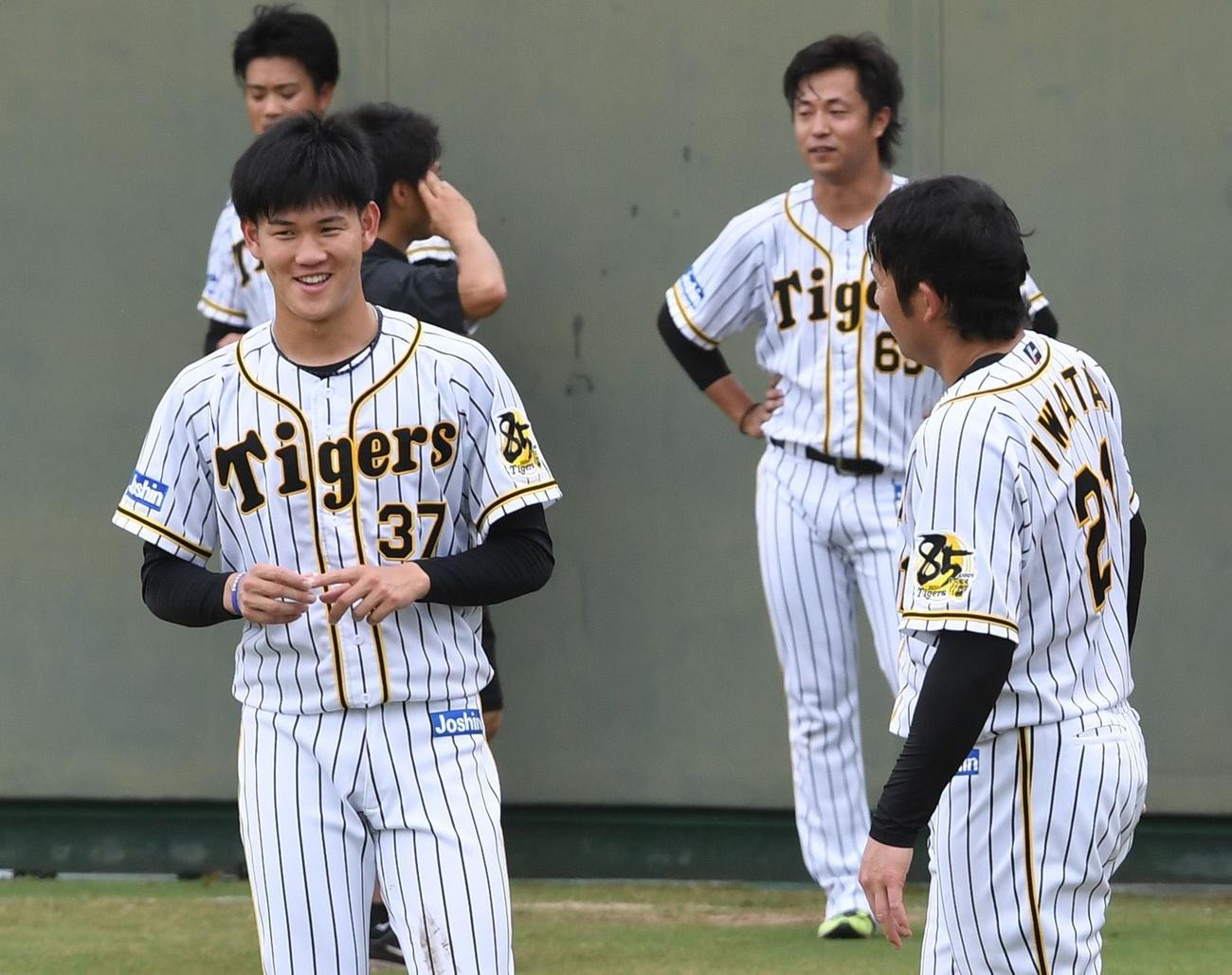 阪神・岩田稔（右）と話す及川雅貴（代表撮影）