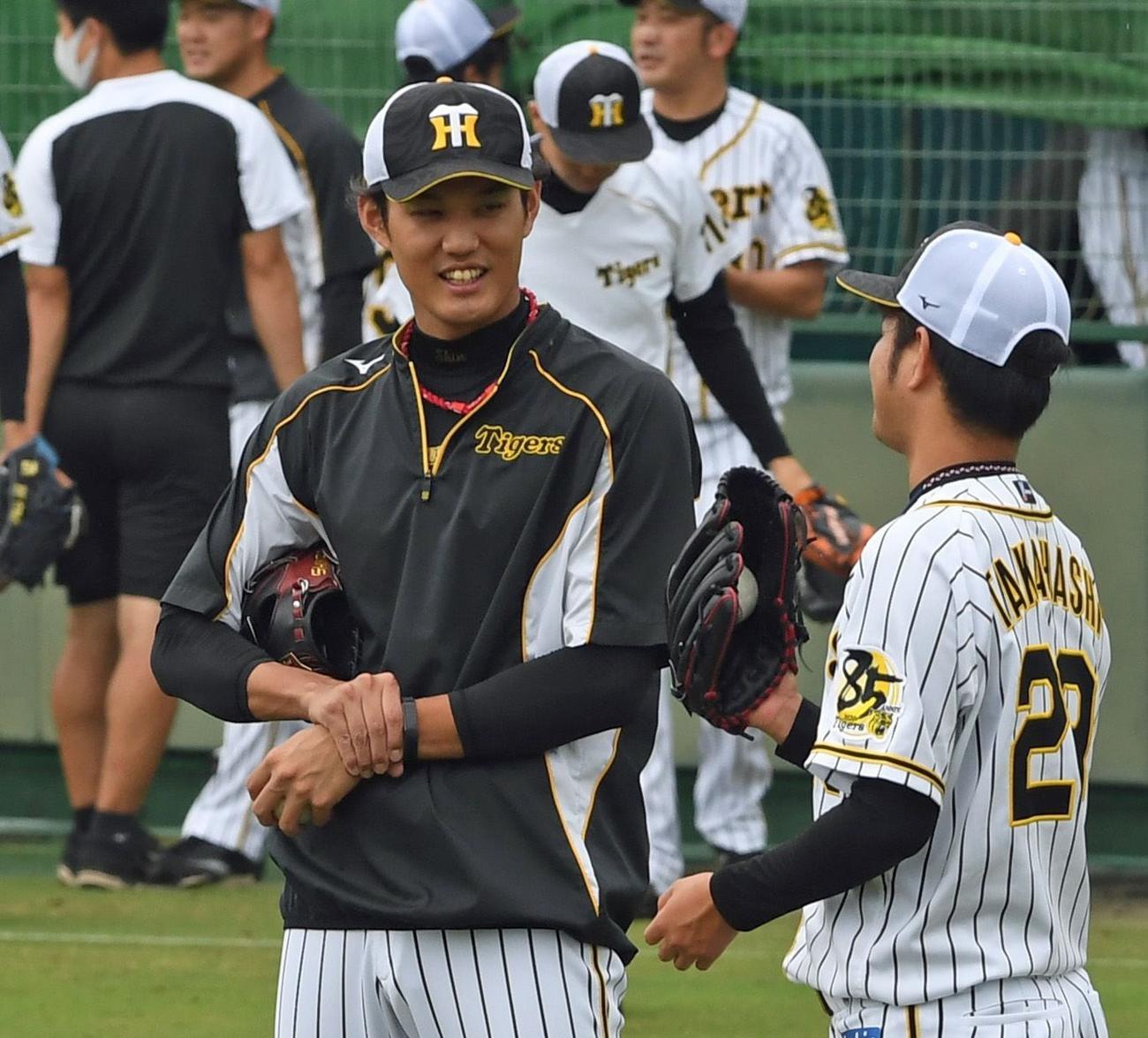 阪神・高橋遥人（右）と話す藤浪晋太郎（代表撮影）
