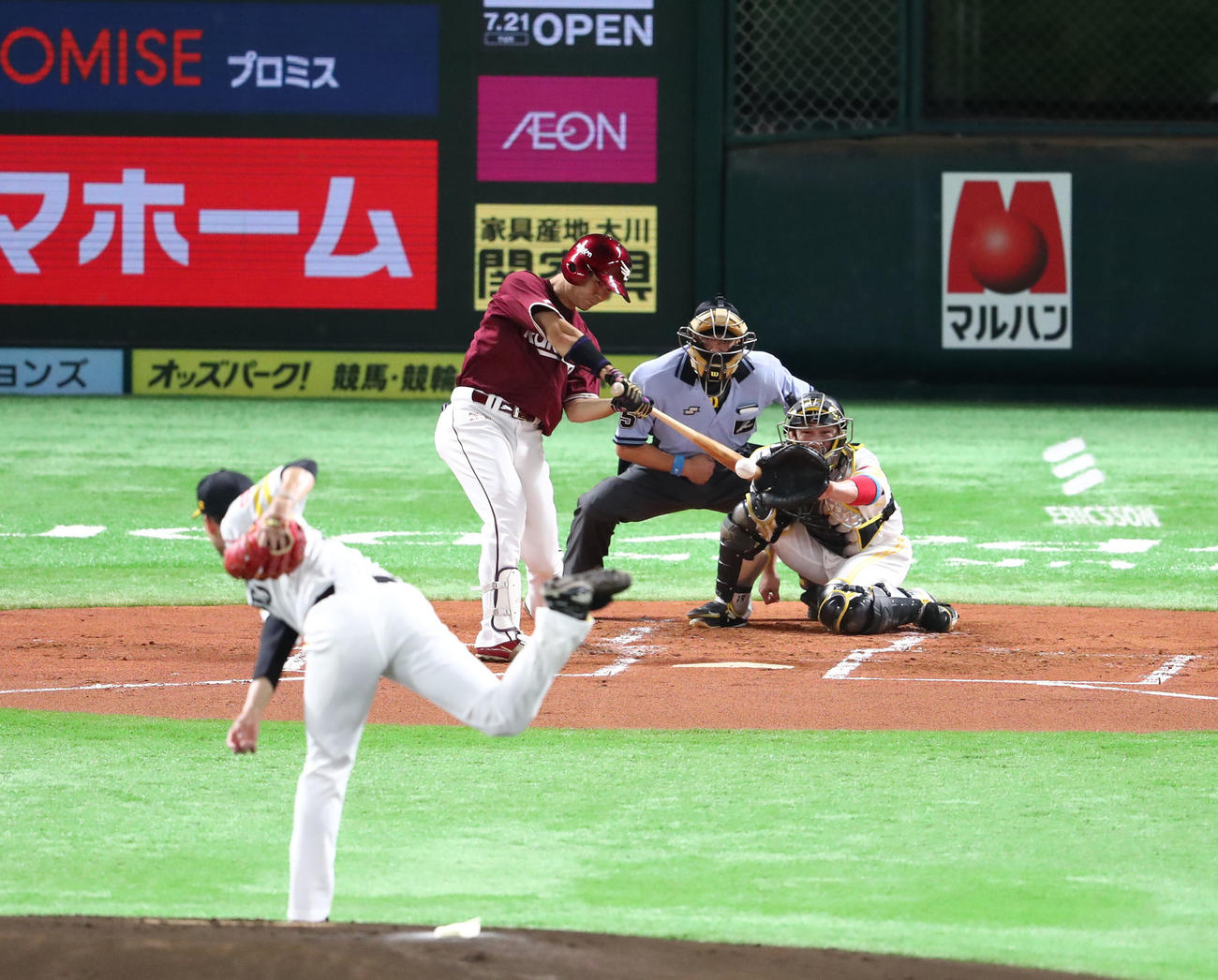 ソフトバンク対楽天　1回表楽天2死一、二塁、島内宏明は中越えに先制となる2点適時二塁打を放つ（撮影・梅根麻紀）
