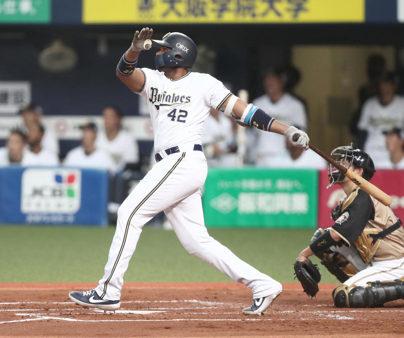 オリックス対日本ハム　2回裏オリックス1死、中越え本塁打を放つロドリゲス（撮影・黒川智章）