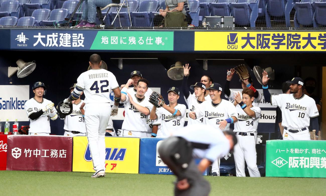 オリックス対日本ハム　2回裏、本塁打を放ったロドリゲスを出迎えるナイン（撮影・黒川智章）