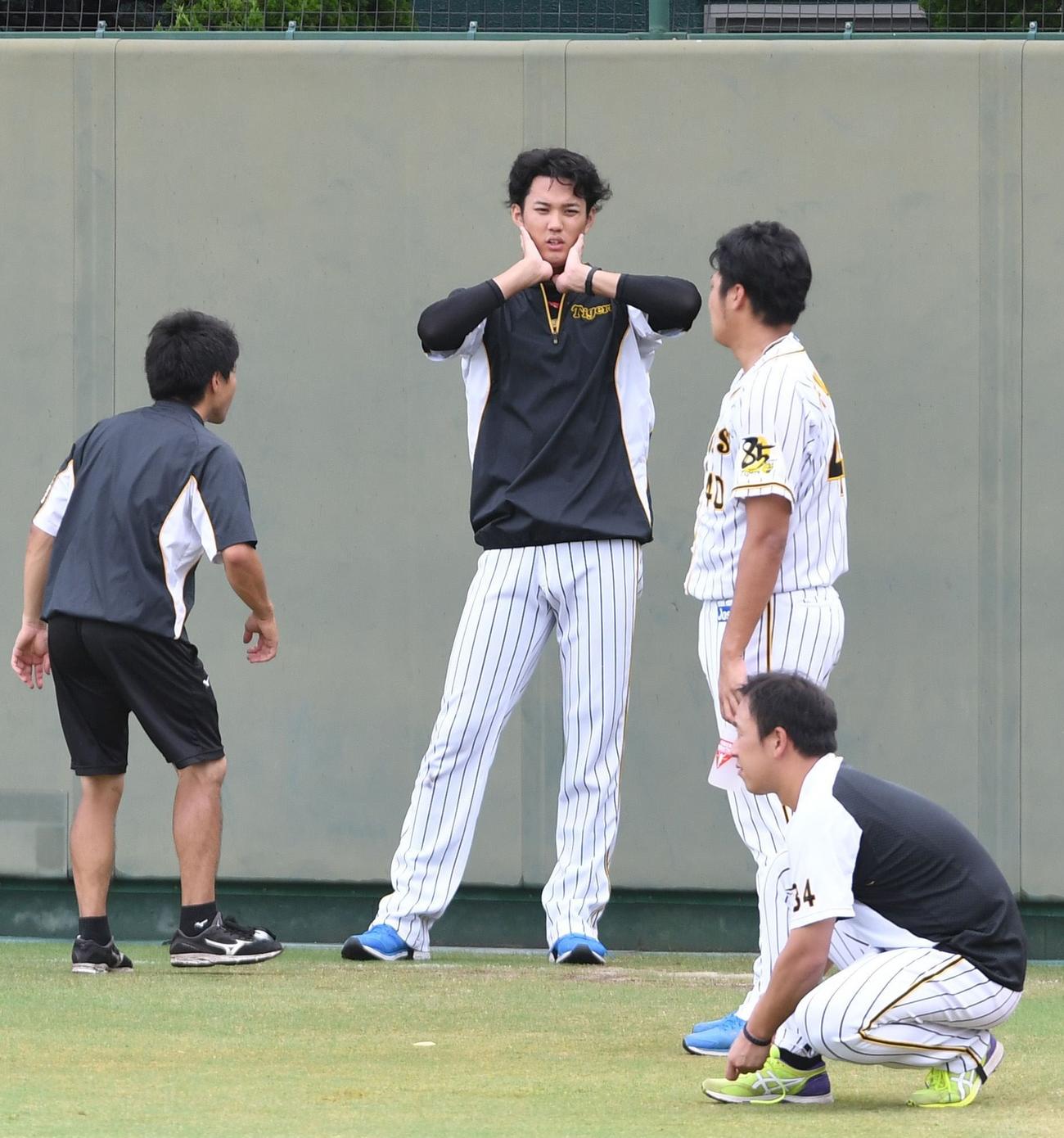 リラックスした表情を見せる阪神藤浪（代表撮影）