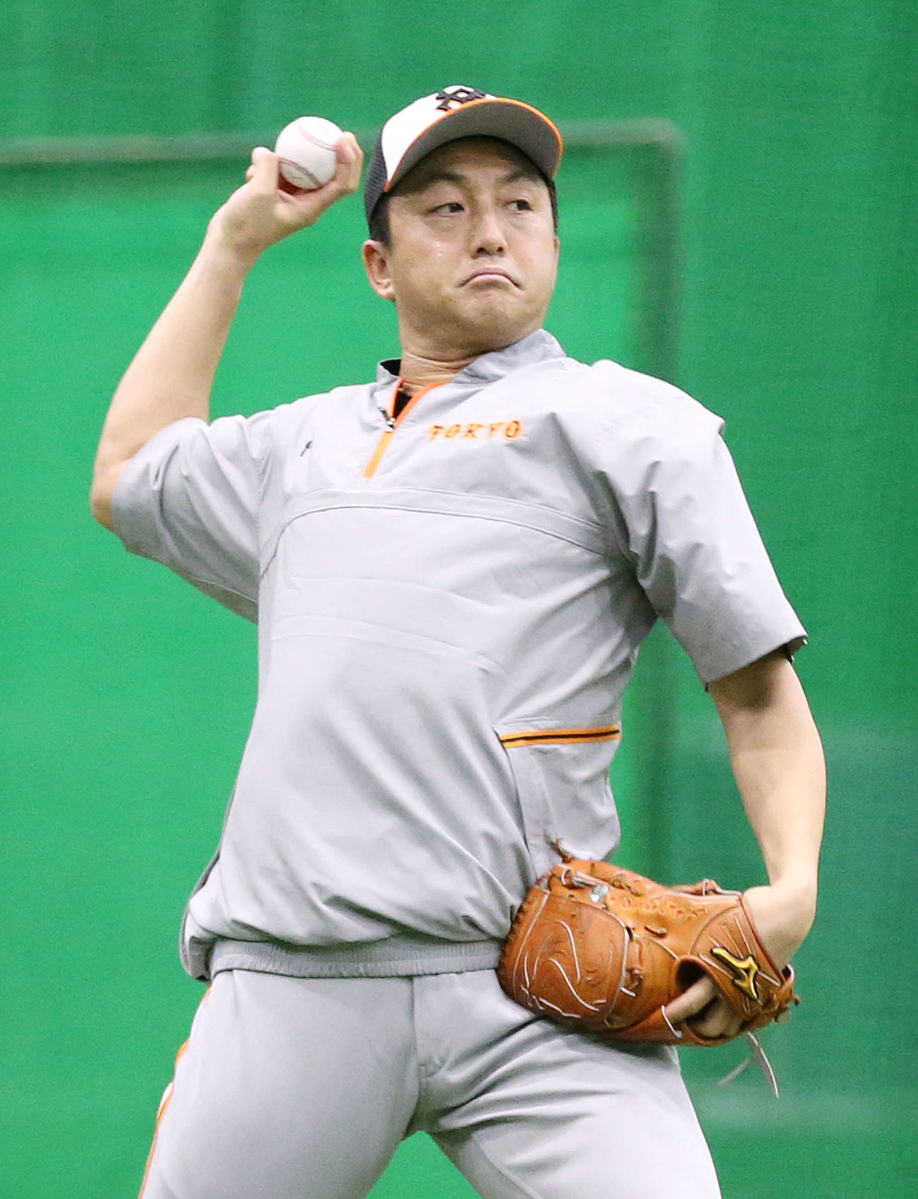 室内練習場でキャッチボールする巨人沢村（撮影・河野匠）