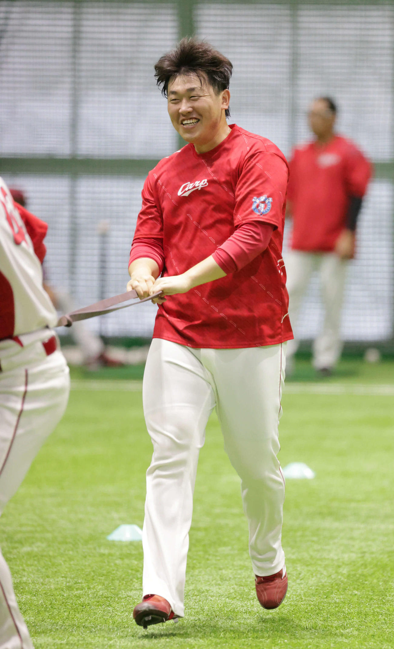 練習中に笑顔を見せる菊池保（撮影・加藤孝規）