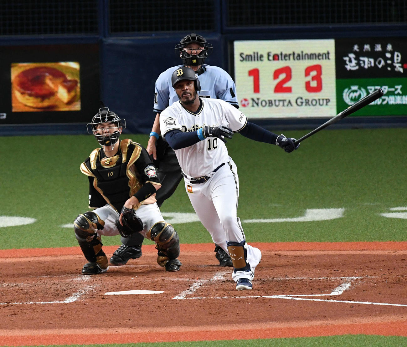 オリックス対日本ハム3回裏オリックス2死一、三塁、中越え2点適時二塁打を放つジョーンズ（撮影・前岡正明）