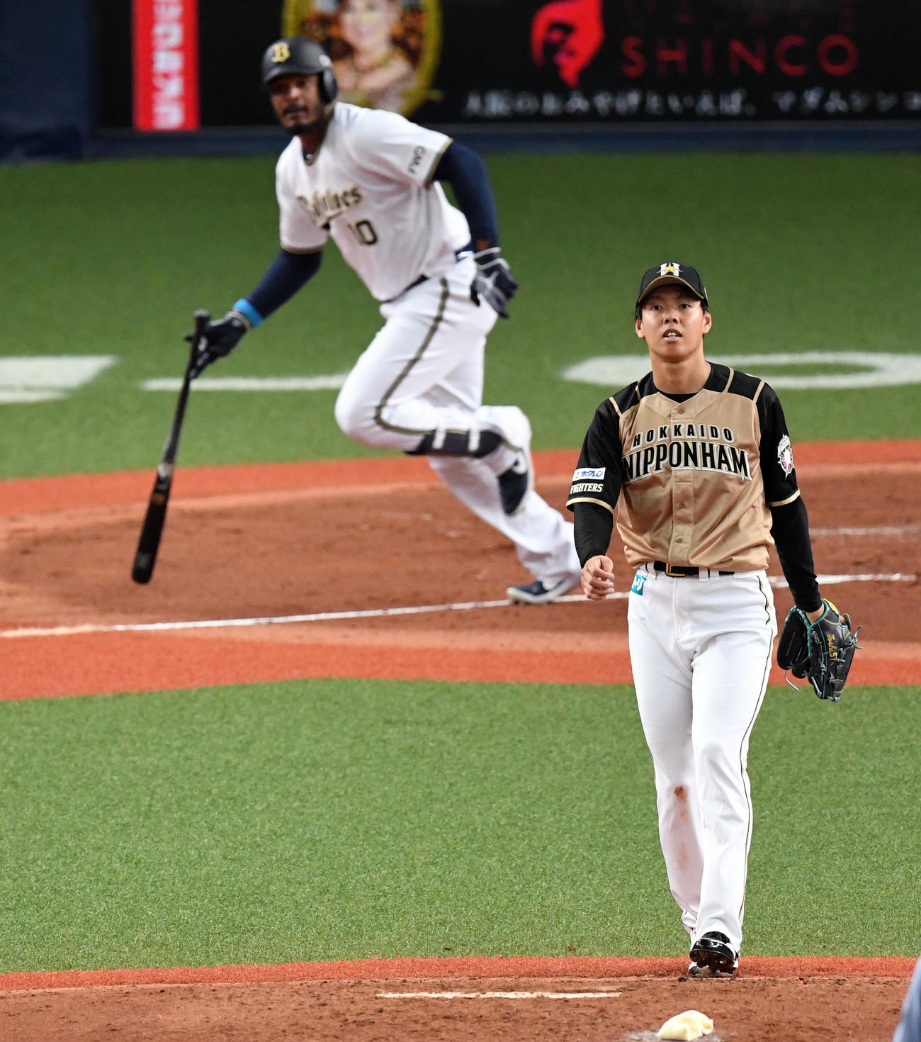 オリックス対日本ハム3回裏オリックス2死一、三塁、ジョーンズに中越え適時2点二塁打を打たれ打球の方向を見る杉浦（撮影・前岡正明）