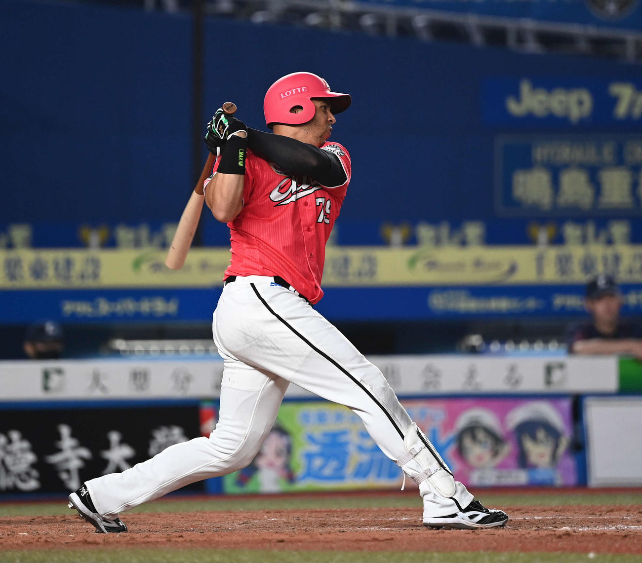 ロッテ対西武　5回裏ロッテ2死一、二塁、中2点適時二塁打を放つマーティン（撮影・鈴木みどり）