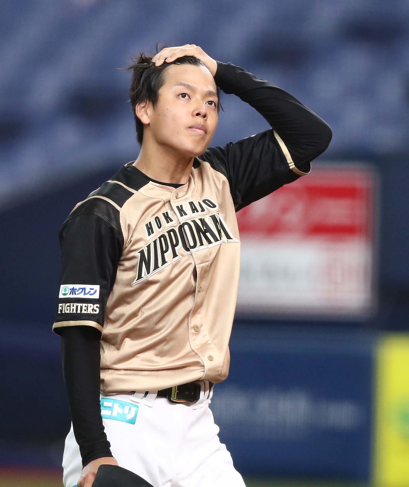 オリックス対日本ハム　3回に2失点し渋い表情の杉浦（撮影・黒川智章）