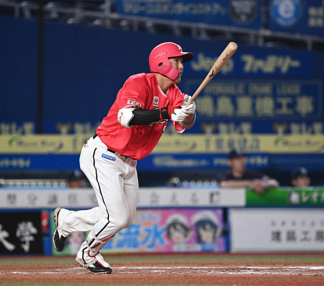 ロッテ対西武　6回裏ロッテ1死一塁、右越え2点本塁打を放つ安田（撮影・鈴木みどり）