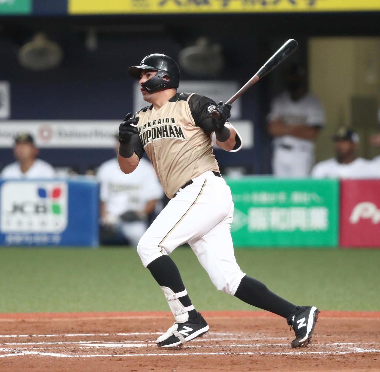 オリックス対日本ハム　8回表日本ハム無死、左前打を放つビヤヌエバ（撮影・黒川智章）