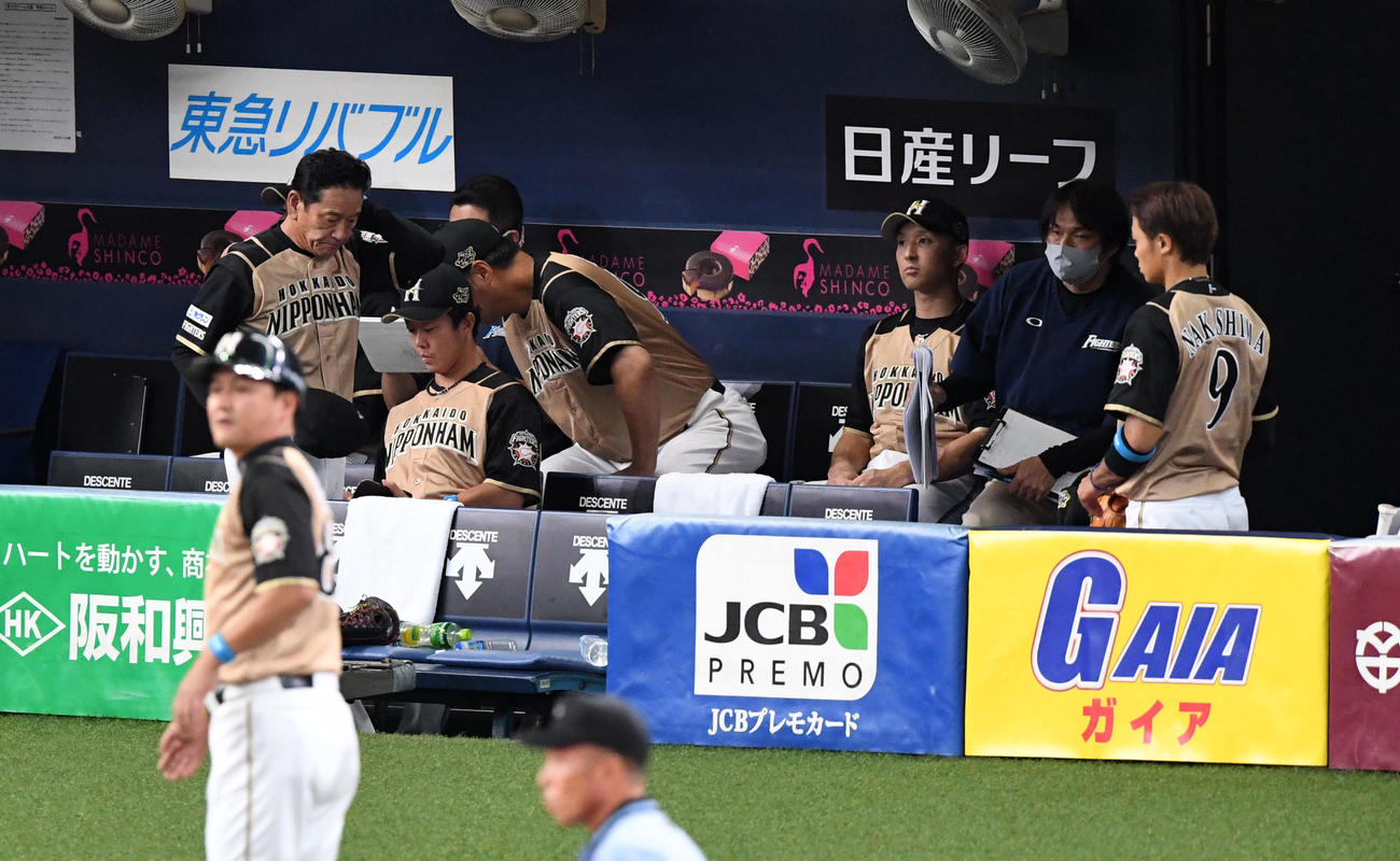 オリックス対日本ハムオリックスに敗れがっくりと引き揚げる栗山監督（左）（撮影・前岡正明）