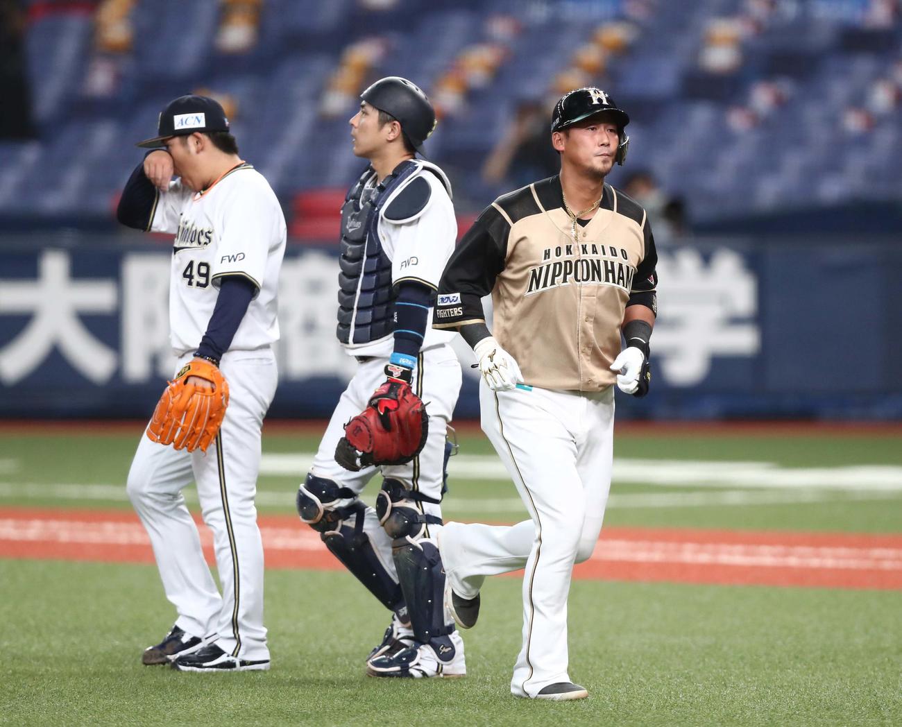 オリックス対日本ハム　9回表日本ハム2死二塁、中飛に終わり引き揚げる中田（撮影・黒川智章）