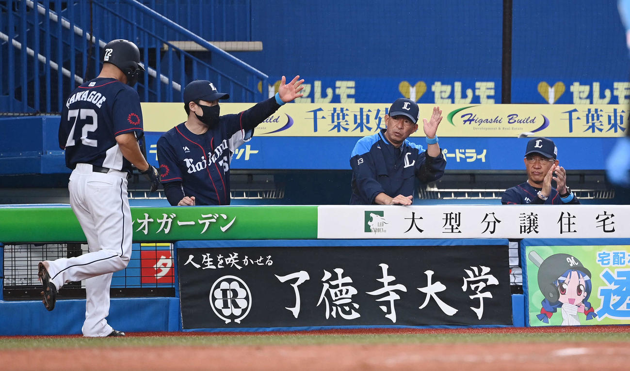 ロッテ対西武　3回表西武無死三塁、鈴木の左犠飛で生還した川越（左）を拍手で迎える辻監督（右）（撮影・鈴木みどり）