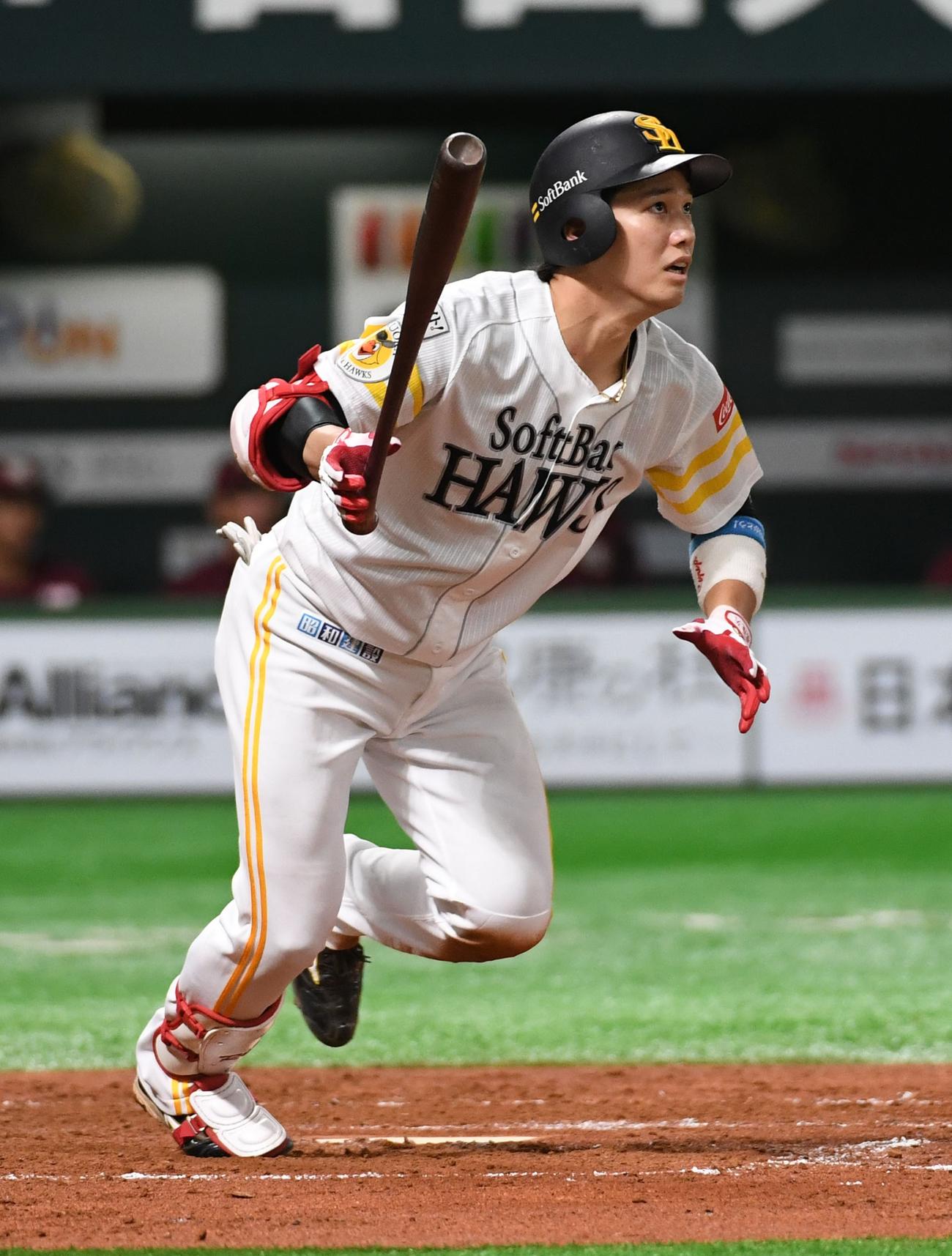 ソフトバンク対楽天　2回裏ソフトバンク1死、栗原は右越えに勝ち越しのソロ本塁打を放つ（撮影・今浪浩三）