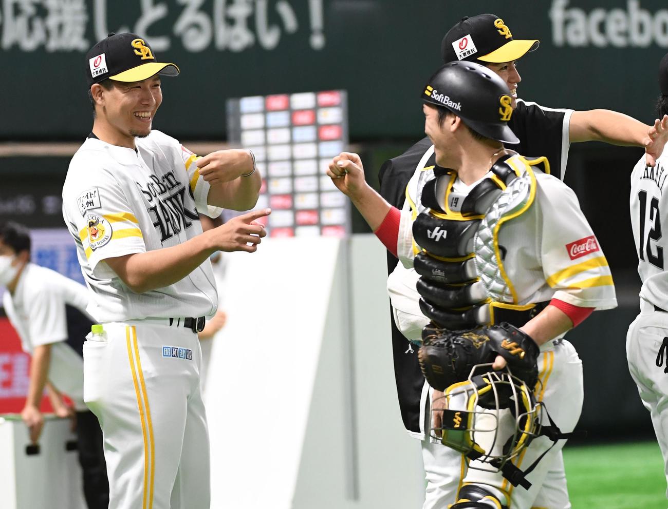 ソフトバンク対楽天　今季初勝利を挙げた千賀（左）は笑顔で捕手の甲斐を迎える（撮影・今浪浩三）