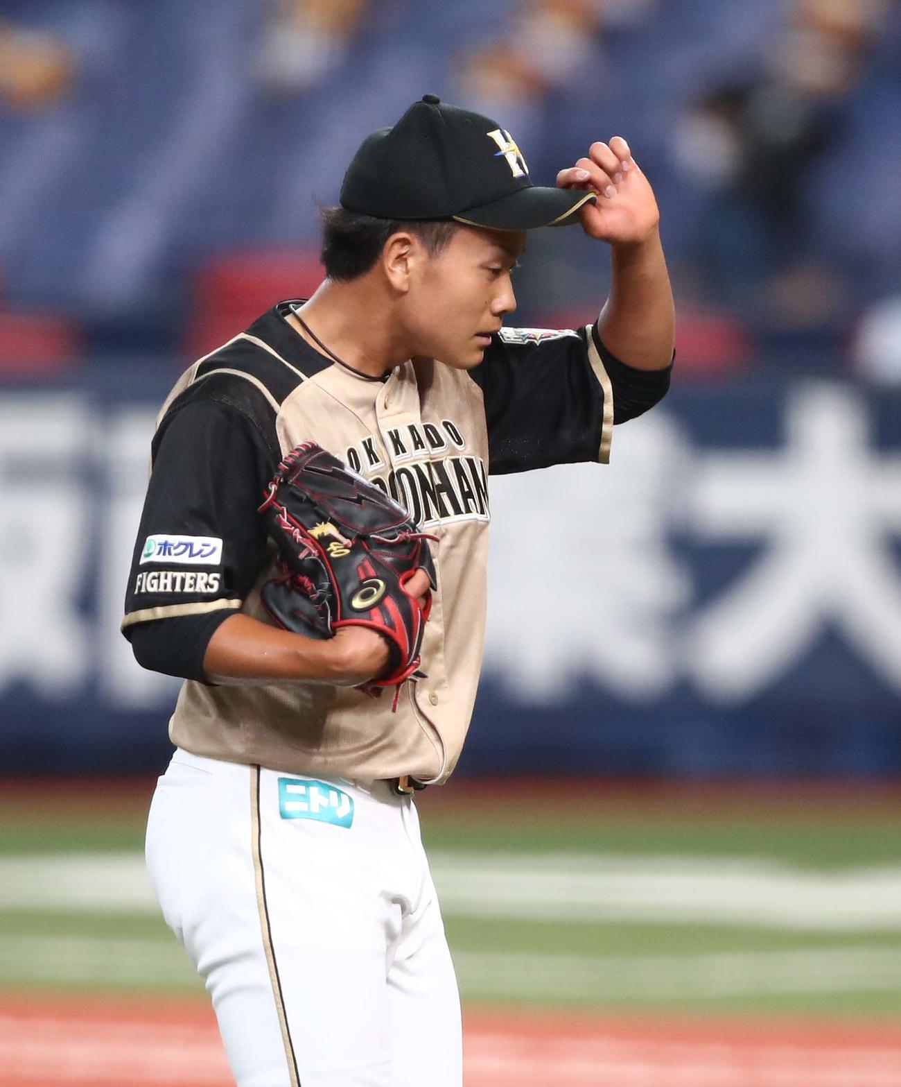 オリックス対日本ハム　8回裏、1失点し引き揚げる福田（撮影・黒川智章）