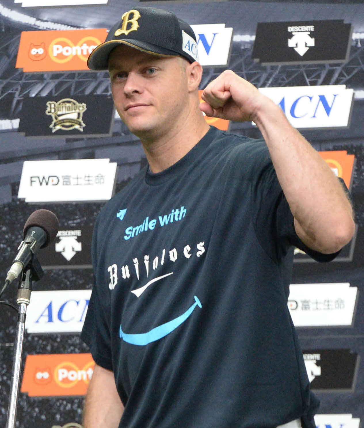 オリックス対日本ハム　お立ち台でガッツポーズのアルバース（撮影・渦原淳）