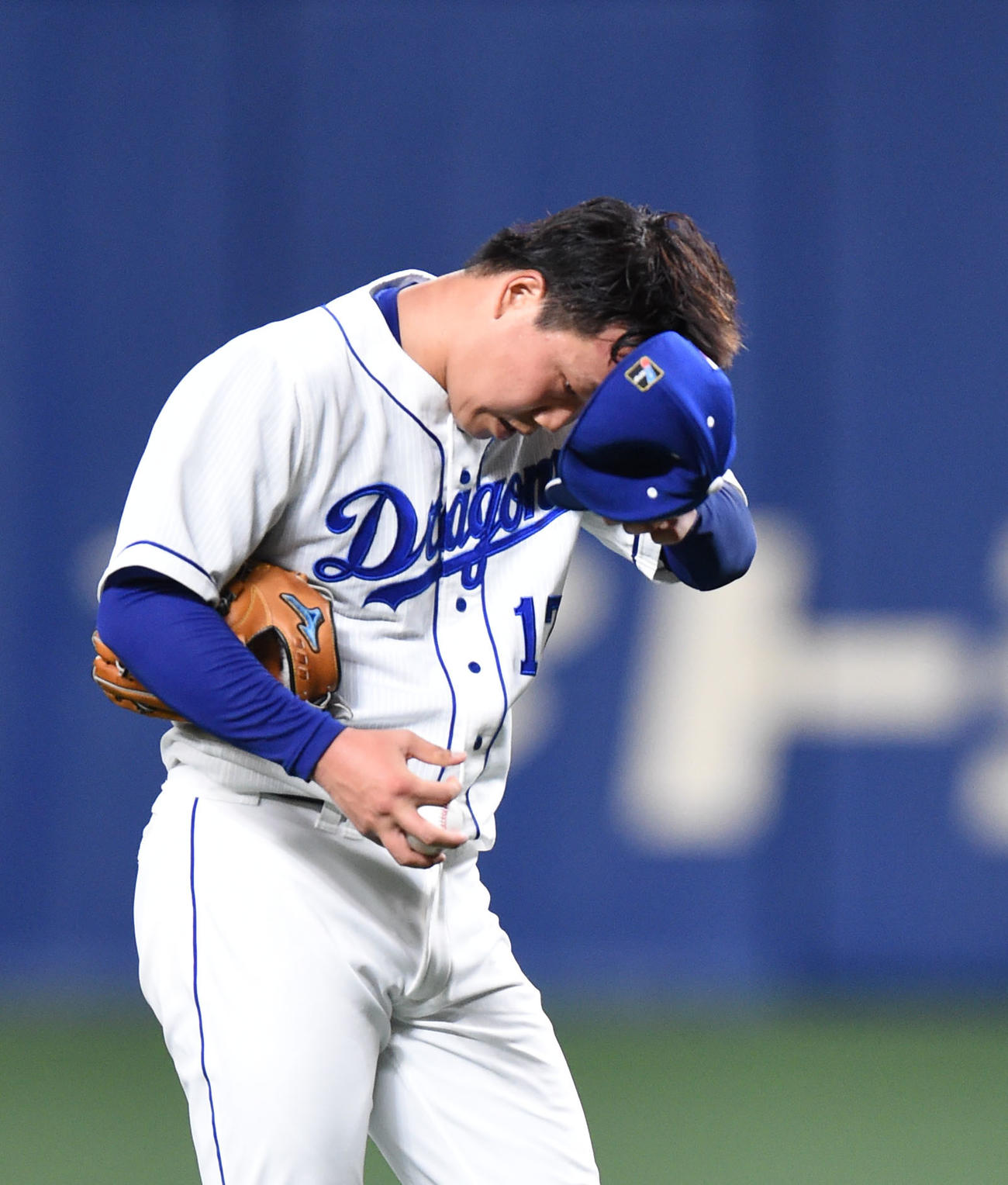 プロ野球中日対ヤクルト　6回表ヤクルト1死三塁、汗をふく柳（撮影・森本幸一）