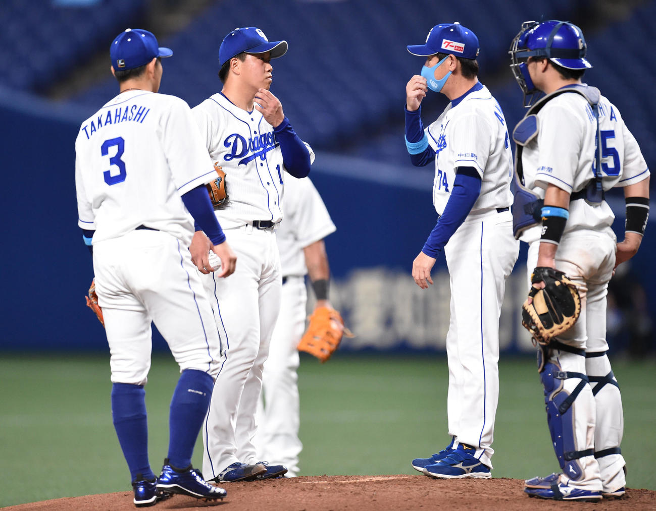プロ野球中日対ヤクルト　6回表ヤクルト2死三塁、マウンドの柳裕也のもとに集まる阿波野秀幸投手コーチら中日ナイン（撮影・森本幸一）
