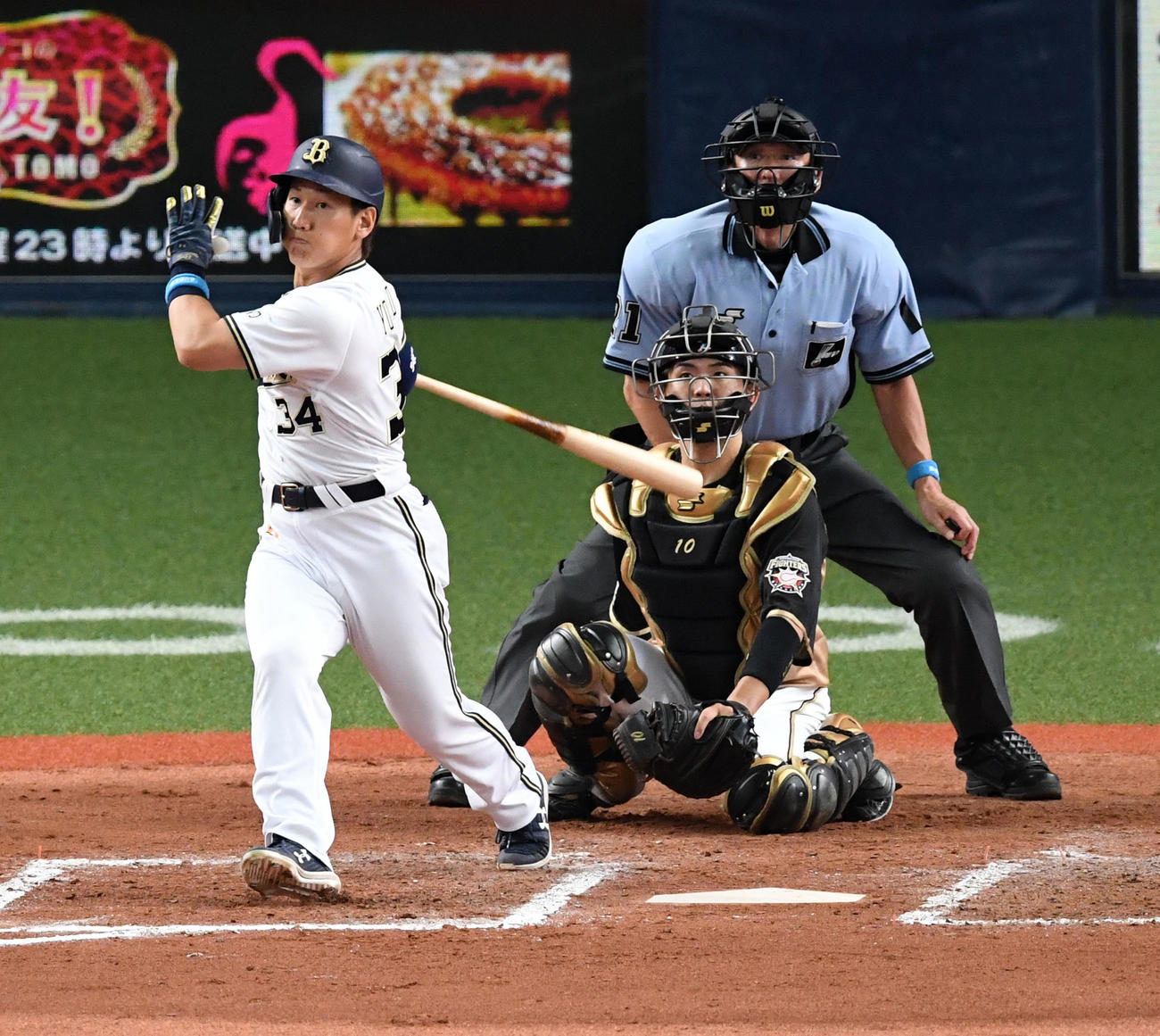 オリックス対日本ハム　7回裏オリックス2死一塁、吉田正は右越え2点本塁打を放つ（撮影・前岡正明）