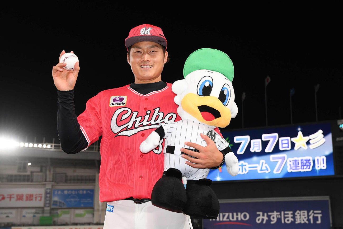 ロッテ対西武　7月7日にホーム7連勝とし、勝利球を手に笑顔のロッテ有吉（撮影・鈴木みどり）