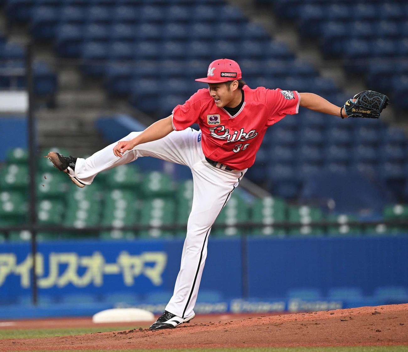 ロッテ対西武　先発し力投するロッテ有吉（撮影・鈴木みどり）