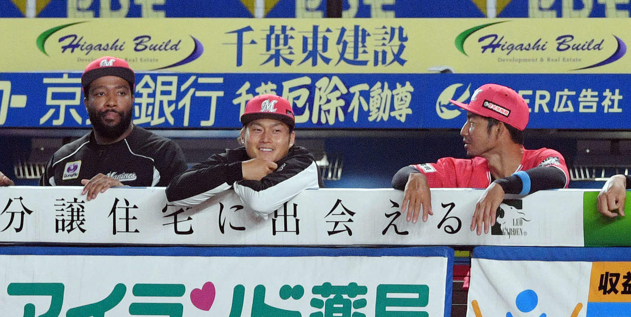 ロッテ対西武　笑顔でロッテ鳥谷（右）と話す有吉（中央）。左はジャクソン（撮影・滝沢徹郎）