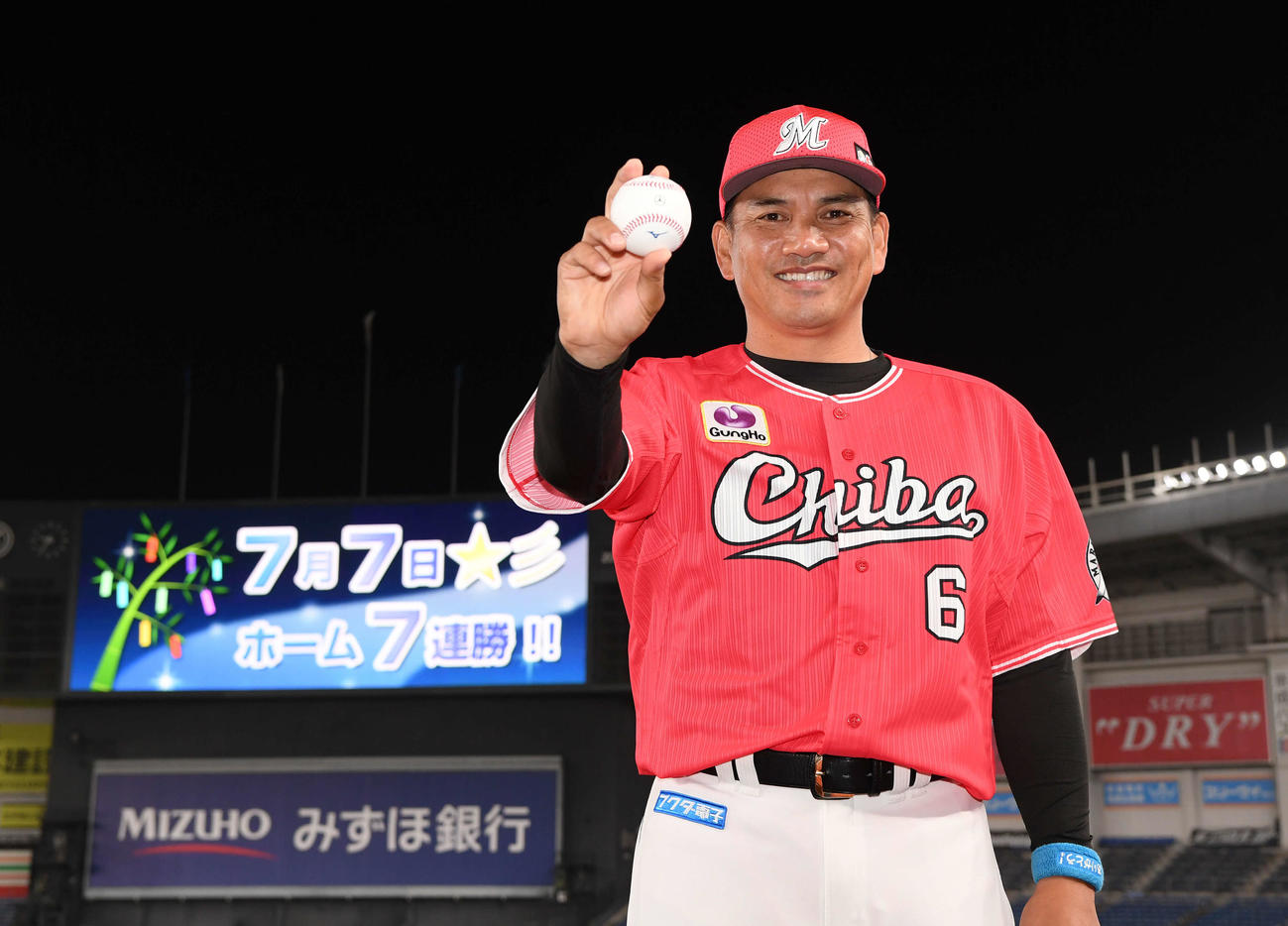 ロッテ対西武　7月7日にホーム7連勝とし、ボールを手に笑顔のロッテ井口監督（撮影・鈴木みどり）