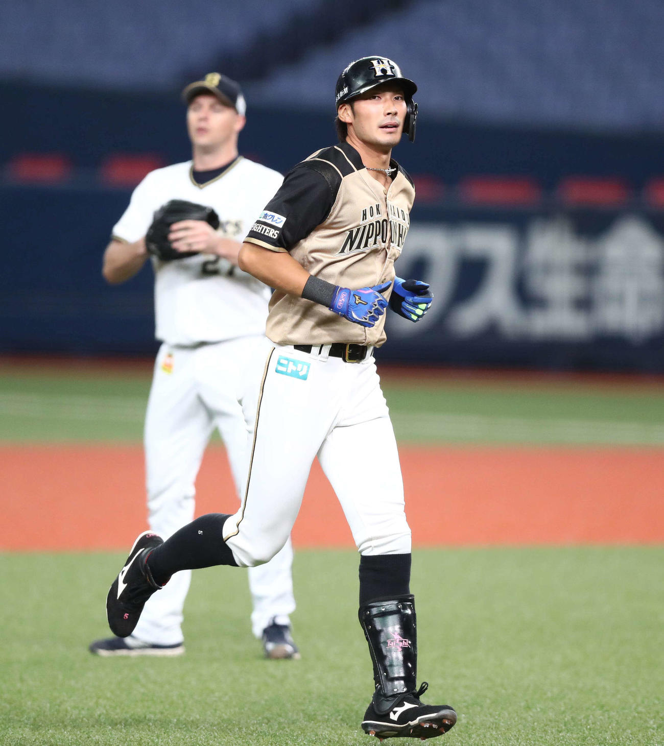 オリックス対日本ハム　4回表日本ハム無死、アルバース（左）に中飛に打ち取られる大田（撮影・黒川智章）